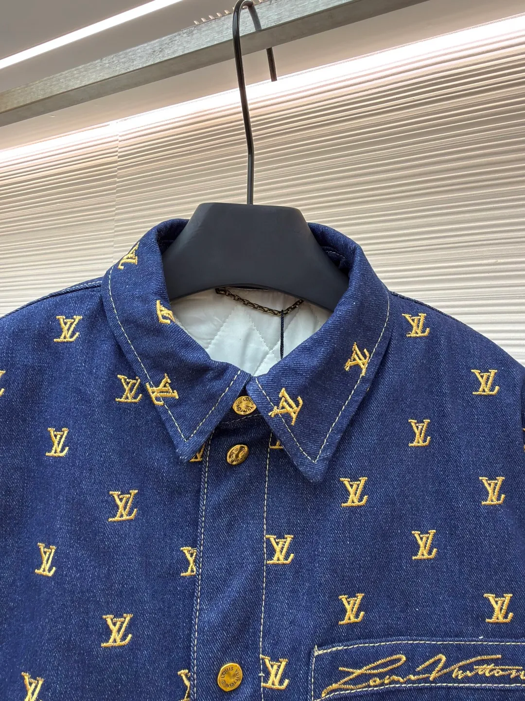 LOUIS VUITTON Full-width embroidered lapel Logo long-sleeved denim ●Original version: Purchased and developed by 28913 ●Item number: 1681216-B80 ●Fabric: denim fabric ●Technology: washed production ●Color: navy blue ●Version: fitted version ●Weight: about 1005 grams ●Size: 46-48-50-52 ●Description: The high-end fabric is made of 430g denim fabric, which feels breathable and comfortable after washing. The inner liner is quilted to keep warm and comfortable. It has exquisite counterpoint embroidery, and the custom-dyed pure cotton rib details are comparable to the original. The low-key and luxurious design must be your fashionable and versatile item. The same denim for men and women! The overall wiring is straight and delicate, the fabric is comfortable and soft, and the color is consistent without color difference. It can be matched with the same style to create a fashionable look and control various occasions. Customized accessories, complete with three standards, same style for men and women!